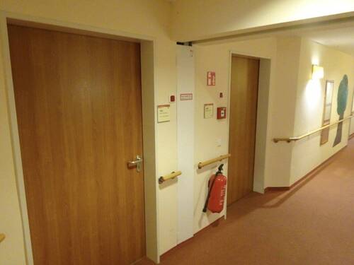 Flur und Türen zu Bewohnerzimmern - 