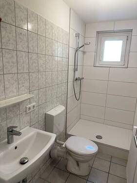 Bad 2 mit Dusche + Fenster - 