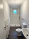 Bad 1 mit Dusche + Fenster - 