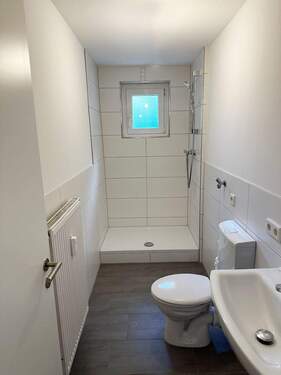 Bad 1 mit Dusche + Fenster - 