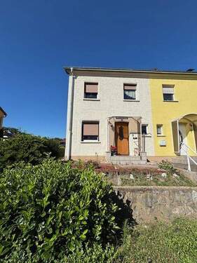 Straßenansicht - 4 Zimmer Doppelhaushälfte in Riesa