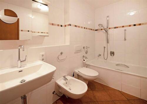 innneliegendes Wannenbad mit Bidet - 