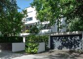 Frontalansicht des Hauses - Stilvolle 3-Zimmer-Bel-Etage-Wohnung in München-Fasangarten - Frei