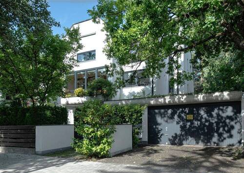 Frontalansicht des Hauses - Stilvolle 3-Zimmer-Bel-Etage-Wohnung in München-Fasangarten - Frei
