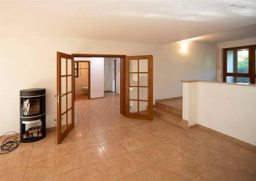 Wohnzimmereingang mit Kamin - 