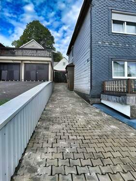 Weg zum Hauseingang - 7 Zimmer Einfamilienhaus zum Kaufen in Königsee