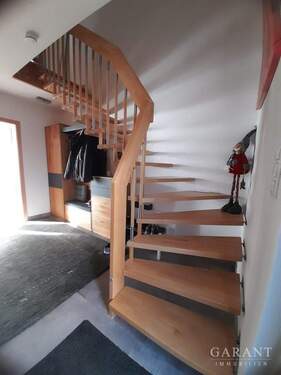 Diele mit Treppenaufgang - 