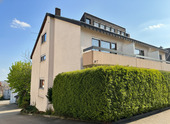 Gebäudeansicht - Gepflegtes Reiheneckhaus m. Terrasse u. drei Balkonen in bevorzugter, zentrumsnaher Lage