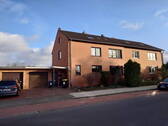 Hausfront-Eingang - Gemuetliche 2-Z. DG-Wohnung (OG2) ab 1.12 Frei