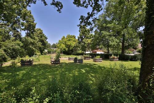 Blick zum hinteren Grundstück - 6 Zimmer Mehrfamilienhaus, Wohnhaus in Neubiberg