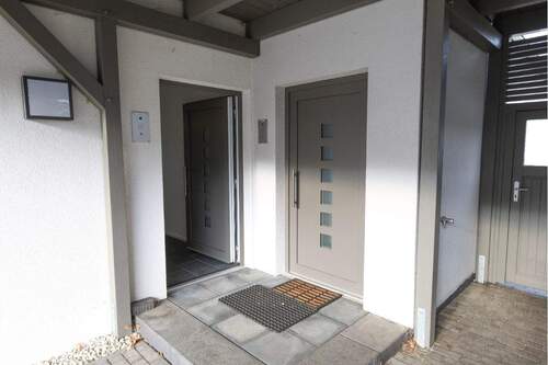 Hauseingänge - Mehrfamilienhaus, Wohnhaus mit 135,00 m&sup2; in Berlin zur Miete