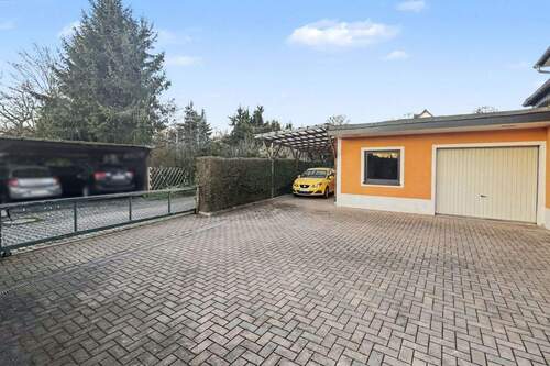 Einfahrt + Garage - 