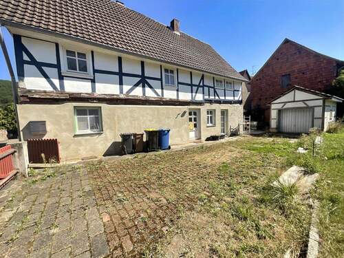 Vorderansicht mit Garage - 6 Zimmer Einfamilienhaus zum Kaufen in Eschwege