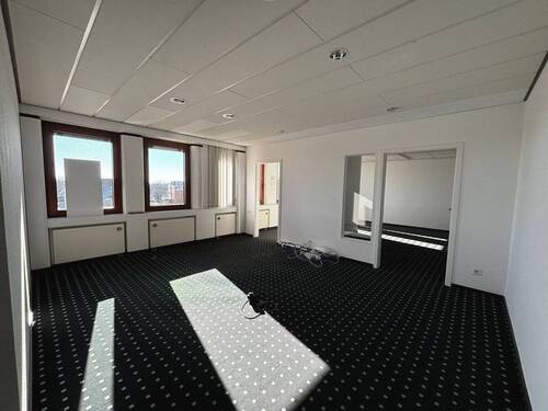 großzügiger Empfangsbereich/angrenzender Warteraum - 