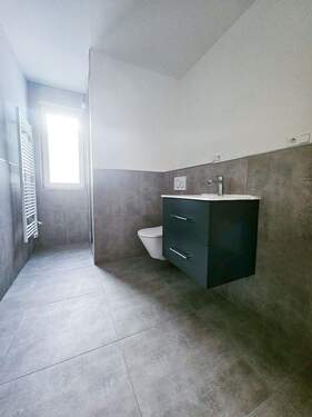 Tageslicht-Badezimmer - 3 Zimmer Terrassenwohnung in Frankfurt am Main