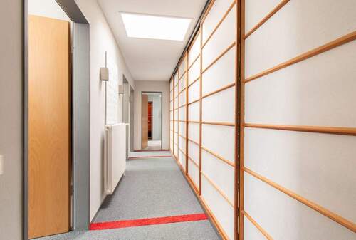 Flur mit praktischer Einbauschrankwand - Bungalow mit 180,00 m&sup2; in Hamburg zum Kaufen