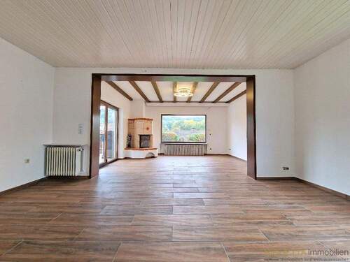 Wohnzimmer - 6 Zimmer Einfamilienhaus in Dahn