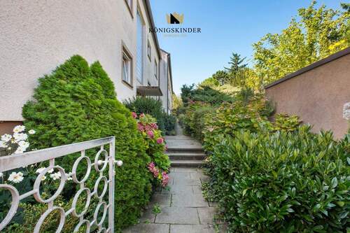 Bild 1 - Neuwertige 3-Zimmer-Wohnung mit Garage und Balkon in Stuttgart - Bad Cannstatt zu kaufen