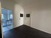 EG: hinterer Flur, Blick Richtg. Bad, Garage,Keller.JPG - 
