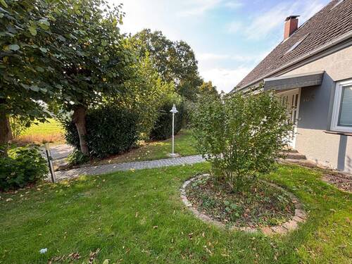 Vorgarten - 5 Zimmer Terrassenwohnung in Weyhe