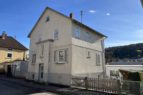 Straßenansicht mit Hofeinfahrt + Garage - 1 Zimmer Einfamilienhaus zum Kaufen in Tuttlingen