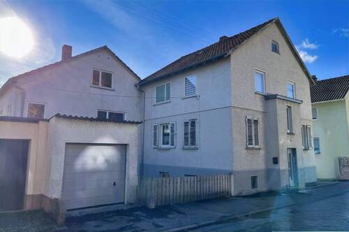 Vorderseite + Garage straßenseitig - 1 Zimmer Einfamilienhaus in Tuttlingen