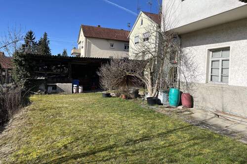 Grünfläche hinterm Haus - 