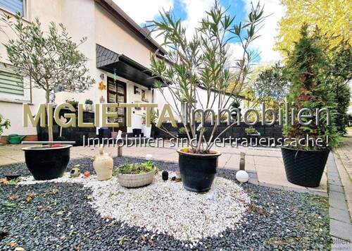 - - Gepflegtes Reihenhaus mit Garten und Garage