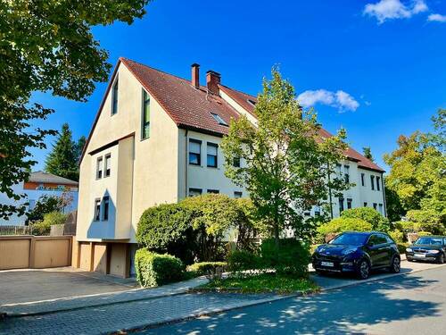 Hausansicht - Schöne 3-Zimmerwohnung mit Balkon und Garage