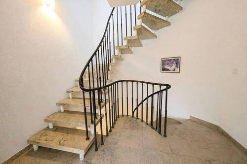 Treppenhaus - 4 Zimmer Etagenwohnung zum Kaufen in Leipzig