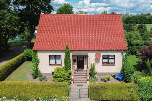 Frontluftansicht - Ruhig und dennoch zentrumsnah: Schnuckeliges 2-Zi.-EFH mit Garten in Hagenow