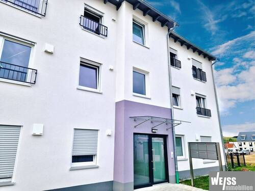 Referenzbild Langäcker 12 Eingang - 1 Zimmer Mehrfamilienhaus, Wohnhaus in Geiselwind