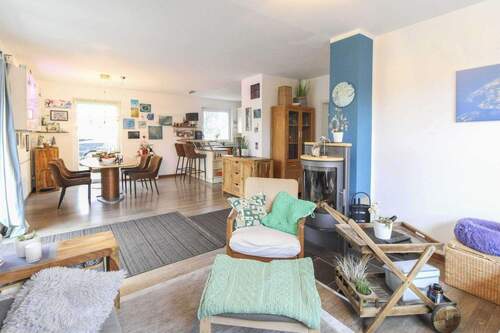 Wohnzimmer - Familientraum: 5-Zimmer EFH mit riesigem Garten und Erdwärmepumpe (Energieklasse B)