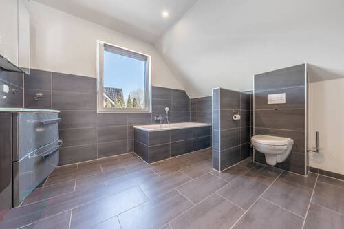 Das warm gehaltene Badezimmer verfügt über Badewanne - 