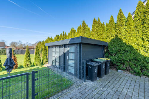 Für die Gartengeräte wurde ein kleiner Schuppen geschaffen - 