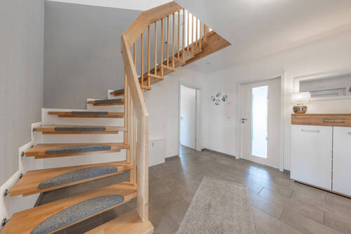 Über die Treppe im Flur gelangen Sie in das Obergeschoss - 