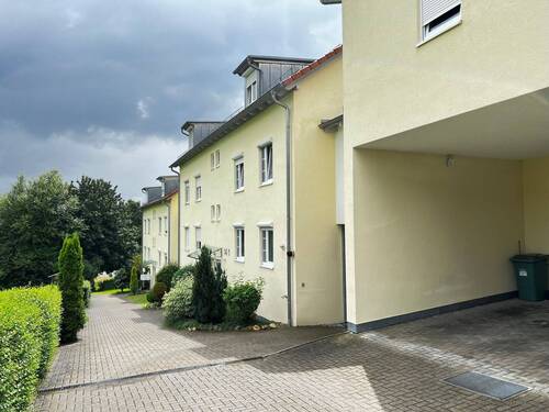 Hausansicht - Helle 2-Zimmer-Wohnung mit Balkon und Stellplatz – Ideal für Singles oder Paare!