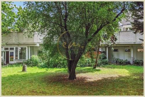 Gebäudeansicht mit Garten - 