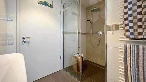 Bodenebene Dusche und regelbarer Handtuchheizkörper - 