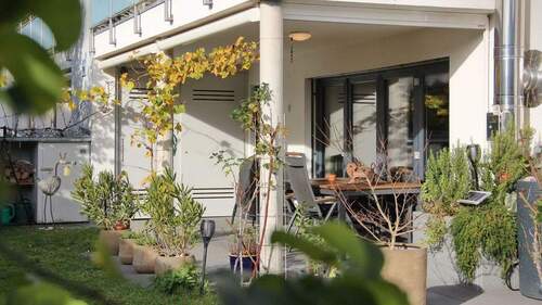 Überdachte Terrasse zur ganzjährige Nutzung, mit Sonnenschutz durch fernbedienbare Markisen - 