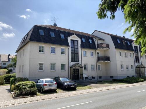 Hausansicht - Erstbezug! Fraureuth; Schöne frisch renovierte 3-Zimmer Dachgeschosswohnung mit Balkon!