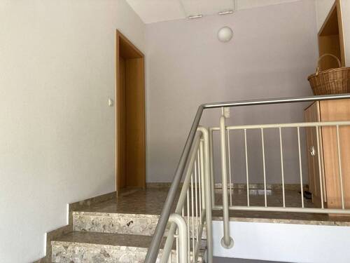 Wohnungseingang - Etagenwohnung mit 73,40 m&sup2; in Fraureuth zur Miete