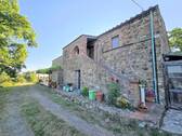 Bild 1 - Bauernhaus im rustikalen Stil in Panoramalage mit Nebengebäude und 54 Hektar Land I Immobilie Toskana