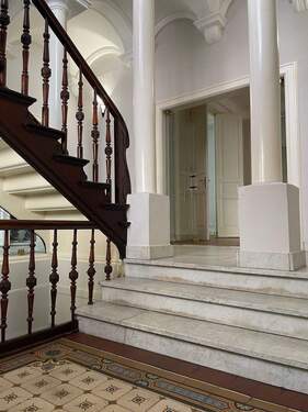 Säulen im Treppenhaus.jpg - 