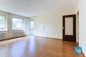 Großes Wohn- und Esszimmer mit Zugang zur Loggia - 2 Zimmer Etagenwohnung in Plön