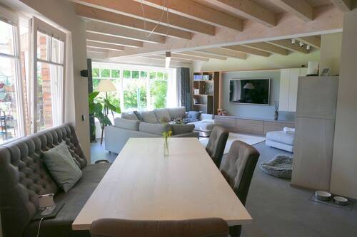 Wohnzimmer mit offener Küche - 