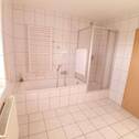 Bad mit Wanne und Dusche - 