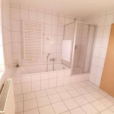 Bad mit Wanne und Dusche - 