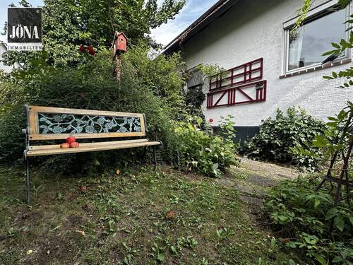 Garten und Sitzgelegenheit - 