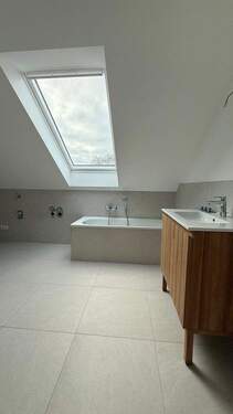 Tageslichtbad mit Badewanne - 